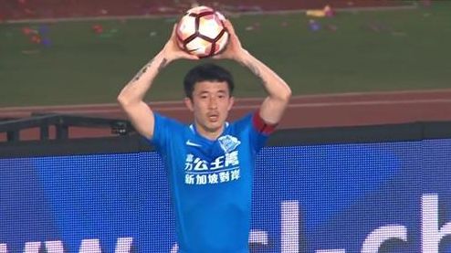 嗯，他回答说，如果你摘下墨镜，让我好好拍一张照片，我会考虑不再跟着你们。